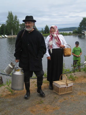Parviaiset saapuvat S&auml;yn&auml;tsaloon.