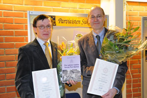 Teuvo P. ja Mikko P. vuoden 2011 sukukirjan julkistamisen j�lkeen Parviaisten Sukuseuran n�yttelytilan edess�.